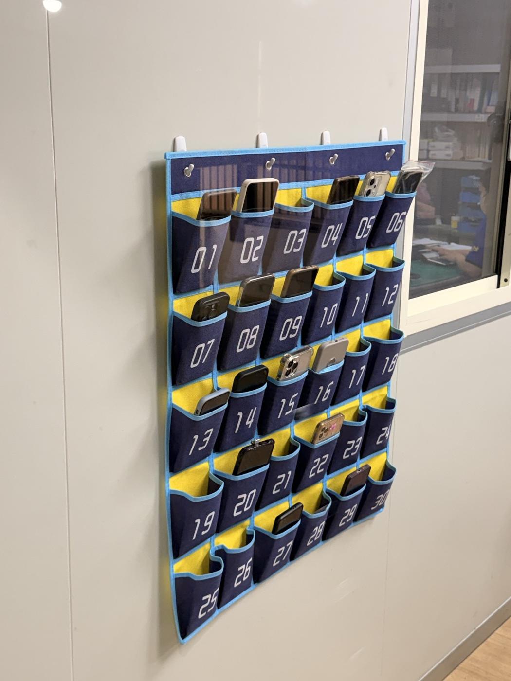 tqfarm-img_7641 - 【聽見 AED】 進入分切作業區前,手機要先交出來——牆上編號 01 到 30 的收納袋
