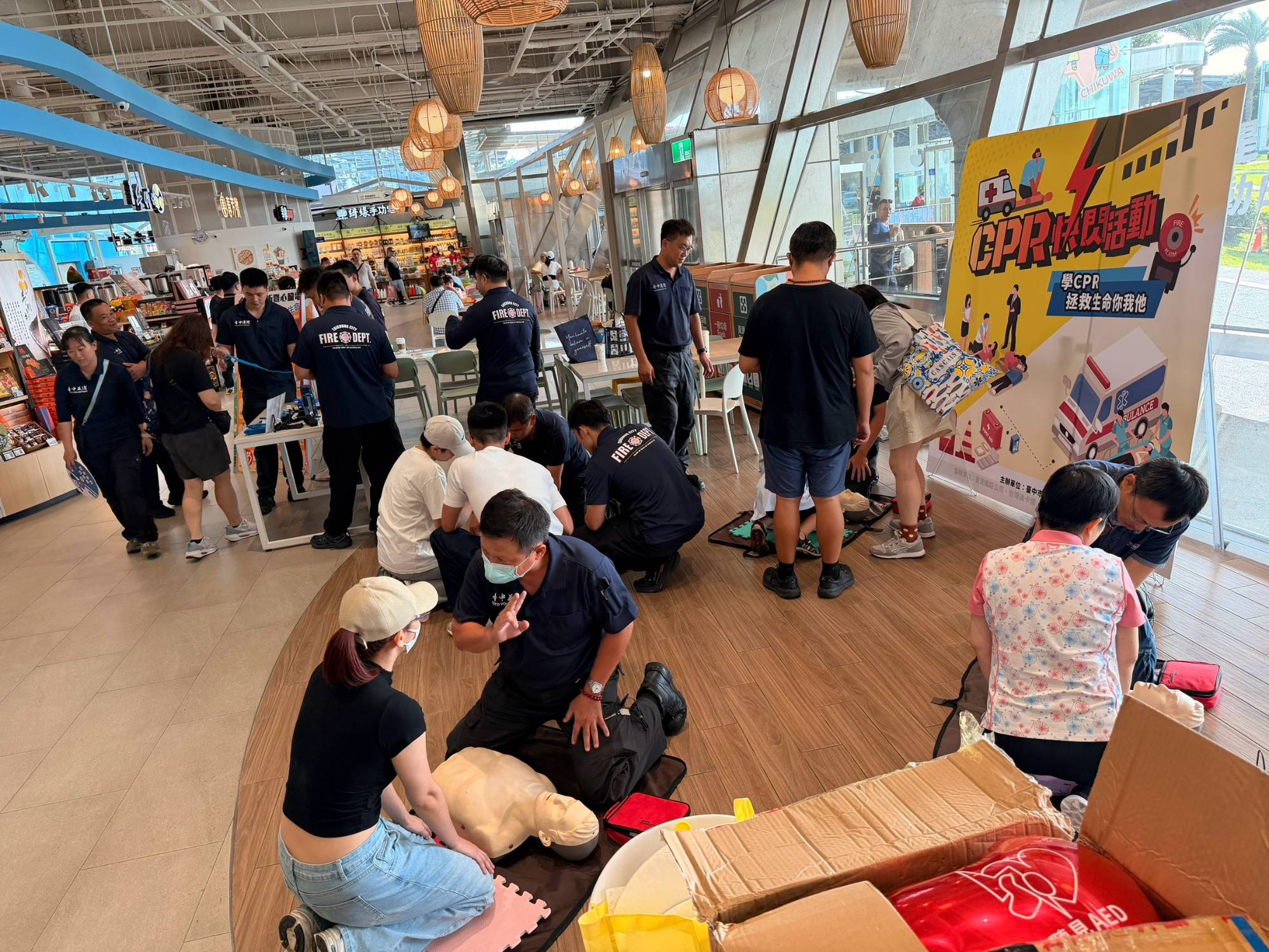 清水服務區 CPR 快閃活動,民眾實際練習胸部按壓 - 【聽見 AED】 清水服務區 CPR 快閃活動,民眾實際練習胸部按壓