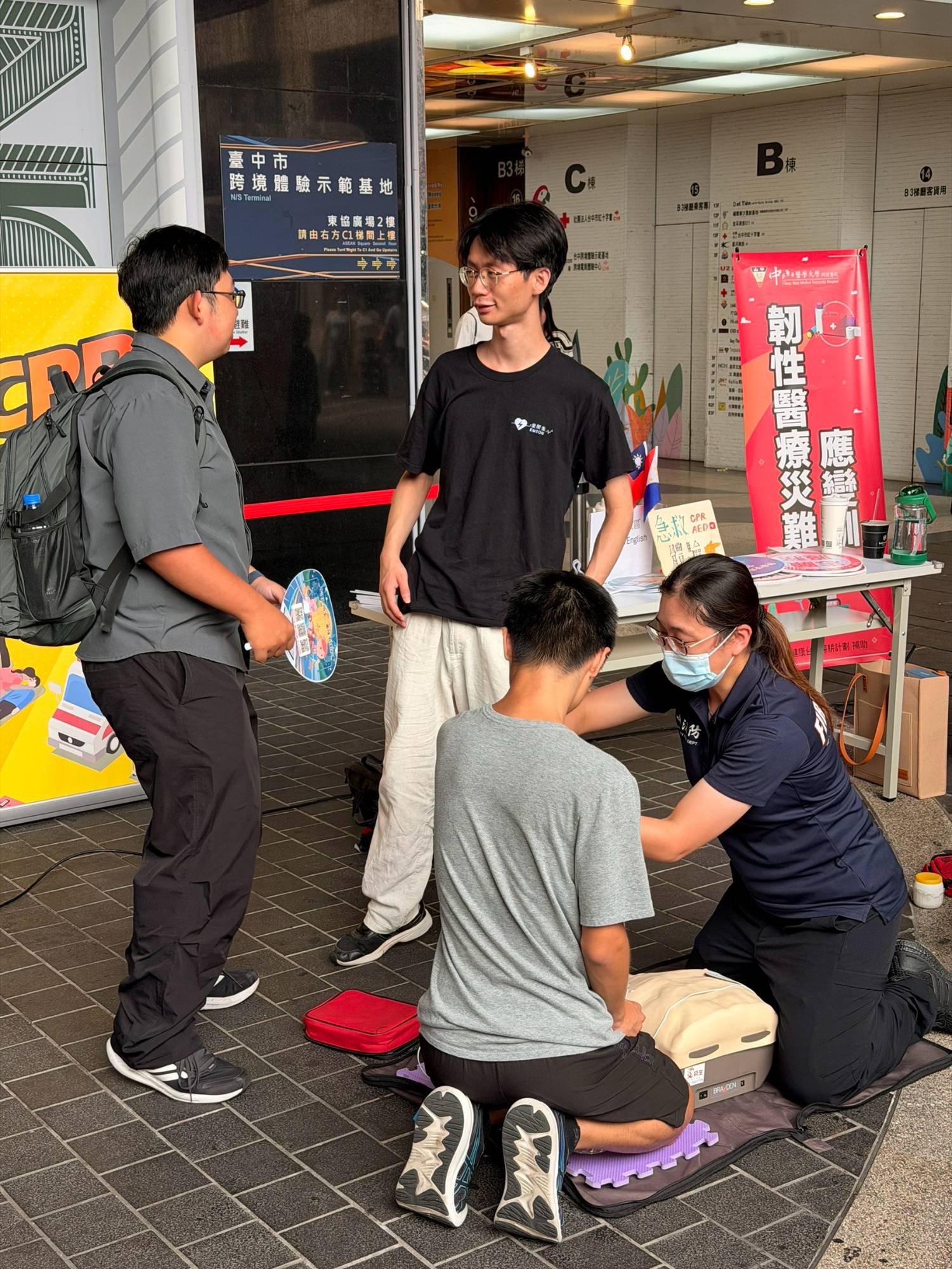 東協廣場跨境體驗示範基地門口的 CPR 體驗攤位 - 【聽見 AED】 東協廣場跨境體驗示範基地門口的 CPR 體驗攤位
